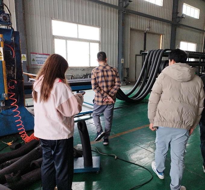 越南客户考察采购华仕达橡塑发泡保温管生产线